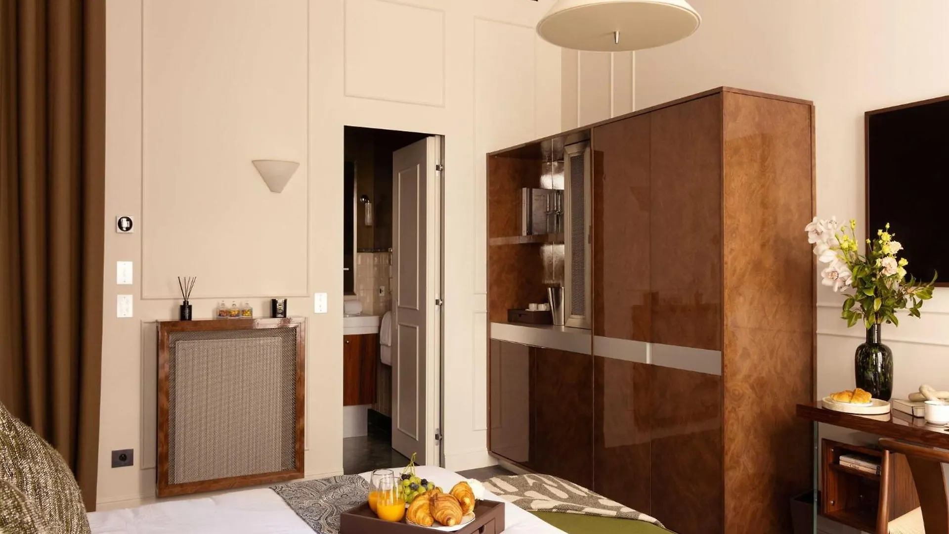 Bourgogne Hostel - Room 22- 2P - Invalides Paris France